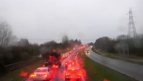 Vista-Desde-El-Primer-Piso-Del-Autobús-Público-Mientras-Está-Atrapado-En-El-Tráfico-Bajo-La-Lluvia