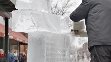 Statische-Nahaufnahme-Eines-Bildhauers,-Der-Eisblöcke-Mit-Einer-Kettensäge-Schneidet