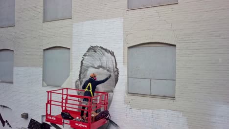 Graffiti-maler,-Der-Porträt-An-Der-Wand-Des-Gebäudes,-Drohnensockel-Erstellt