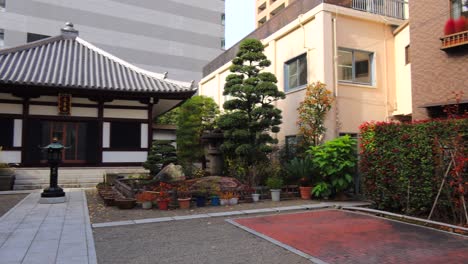 Linda-Casa-Tradicional-Japonesa-Con-árboles-Y-Autos-Alrededor-En-Tokio,-4k-Paneo-A-La-Izquierda