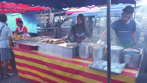 Toma-En-Gran-Angular-De-Una-Mujer-Musulmana-Vendiendo-Comida-A-Una-Mujer-India-En-El-Mercado-De-Alimentos