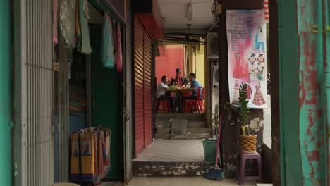 Gente-Comiendo-Al-Aire-Libre-En-Un-Café-En-Johor-Bahru,-Malasia