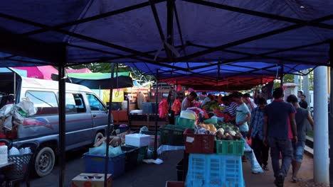 Gran-Angular-Del-Bazar-Del-Mercado-Callejero-Al-Aire-Libre-En-Malasia-Por-La-Noche
