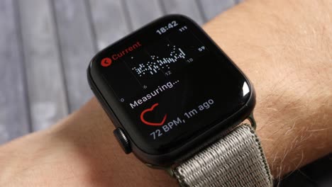 Un-Hombre-Comprueba-Su-Ritmo-Cardíaco-En-Su-Iwatch,-Pulso-De-Reloj-Inteligente-De-Producto-De-Apple