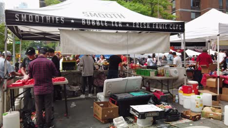 Garbage-litters-sidewalk-behind-street-food-shops-in-Manhattan,-NYC