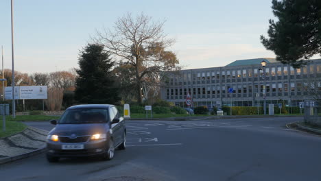 Traffic-passing-County-Hall,-Cornwall-Council,-Truro