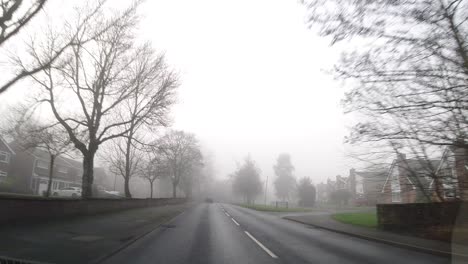 Pov-Tablero-De-Instrumentos-De-Conducción-Timelapse-En-La-Niebla-Británica-Clima-Tráfico-Urbano