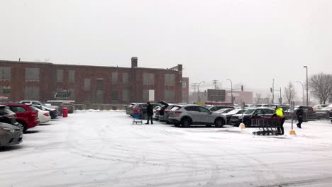 Concurrido-Estacionamiento-Minorista-De-Costco-Con-Personas-Que-Se-Abastecen-De-Suministros-Durante-Las-Nevadas-Invernales