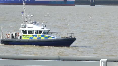 Polizeistreife-Bewacht-Fluss-Mersey-Bei-Windiger-Flut