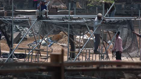 Lapso-De-Tiempo-De-Los-Hombres-Que-Trabajan-En-Un-Sitio-De-Construcción-En-Un-Marco-De-Metal