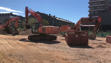 Amplia-Toma-De-Excavadoras-Hitachi-Zaxis-Trabajando-En-Un-Sitio-De-Construcción-En-Ciudad-Del-Cabo,-Sudáfrica