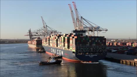 Tugs-pushing-large-container-ship-into-berth