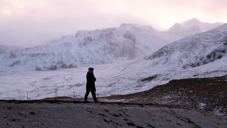 Frau-Wandert-Im-Winter-In-Island-In-Der-Nähe-Des-Berges-Kirkjufell