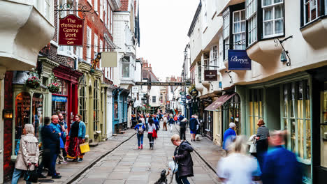 York-England,-Circa:-Touristen-Besuchen-Und-Einkaufen-In-Der-Stonegate-Street-In-York,-Uk