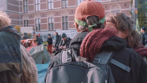 Junge-Männliche-Und-Weibliche-Demonstranten-Umarmen-Sich-Beim-Protest-Gegen-Den-Klimawandel-In-Amsterdam