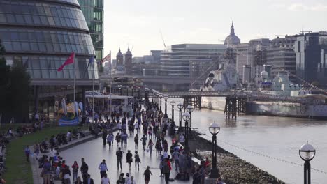 Londoner-Menschen,-Die-Entlang-Der-Themse-Spazieren,-Das-Rathausgebäude-Filmischer-Blick