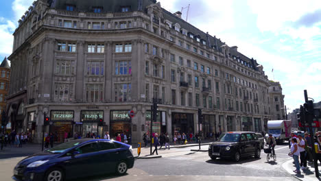 London-England,-circa-:-shopping-area-at-Oxford-Circus-in-London,-UK