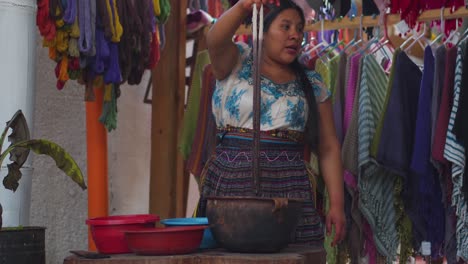Mujer-Guatemalteca-Demuestra-Cómo-Teñir-Hilo