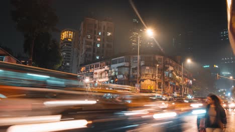 Timelapse-De-Un-Antiguo-Cruce-Con-Modernos-Edificios-De-Oficinas-En-El-Fondo-En-Mumbai-Por-La-Noche