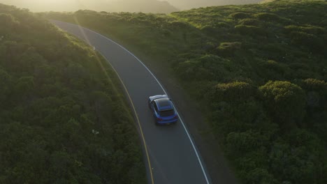 Porsche-Macan-Conduciendo-A-Través-De-Las-Colinas-Doradas-En-Los-Promontorios-De-Marin,-San-Francisco,-Al-Atardecer