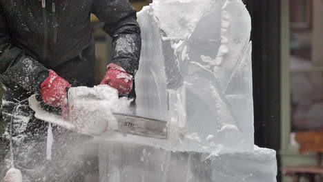 Nahaufnahme-Einer-Kettensäge,-Die-Eisskulpturen-Durchschneidet