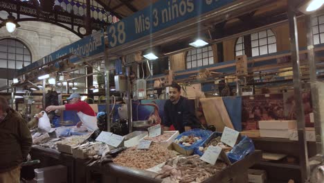 Caminando-Por-Puestos-De-Mercado-Con-Pescado-Fresco-Y-Mariscos,-Cámara-Lenta