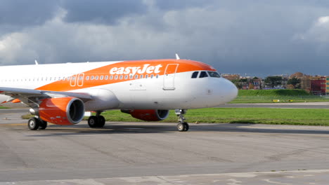 Easy-Jet-Airbus-Taxi-A-La-Pista-Principal-Antes-De-Despegar,-Napoli,-Italia