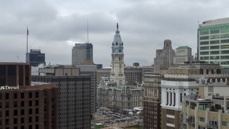 Centro-De-Filadelfia-Con-Ayuntamiento-Y-Edificios-Gubernamentales,-Toma-Reveladora,-Hiperlapso-Aéreo