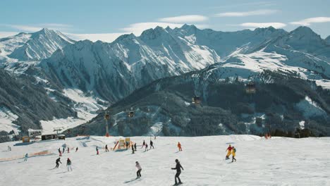 Ski-slope-time-lapse-with-ski-lift-going-up-and-down