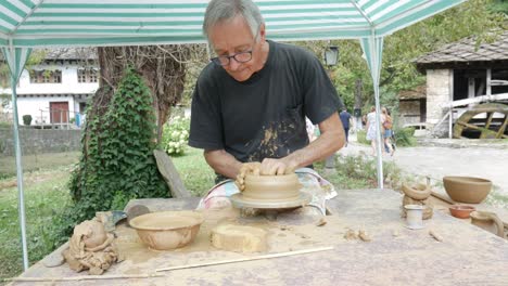 El-Alfarero-Hizo-Una-Copia-De-Una-Vieja-Vasija-De-Barro