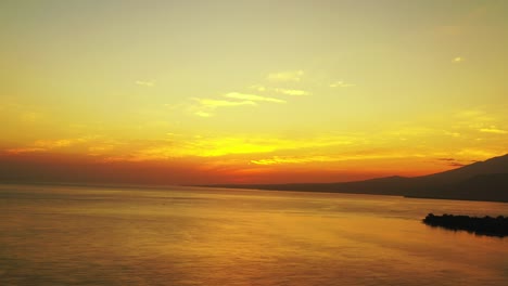 Golden-Leuchtender-Sonnenuntergang-über-Einem-Großen-Gewässer-Im-Outback-Indonesiens,-Aufgenommen-Aus-Der-Luft
