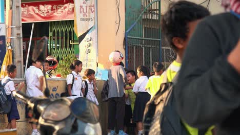 Toma-Estática-Exterior-Media-De-Niños-Saliendo-De-La-Escuela-En-El-Día