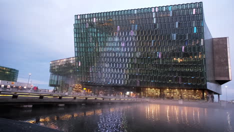 La-Sala-De-Conciertos-Y-Centro-De-Conferencias-Harpa-En-Reykjavik-Islandia-Tiene-Una-Impresionante-Exhibición-De-Luces-Que-Bailan-Y-Se-Mueven-En-La-Arquitectura-única-En-El-Centro-De-Reykjavik