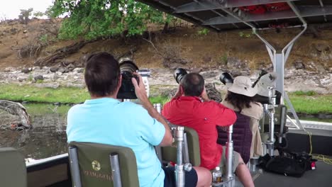 Los-Huéspedes-Del-Safari-Fotográfico-Fotografían-La-Vida-Silvestre-Invisible-En-Los-árboles-Junto-Al-Río.