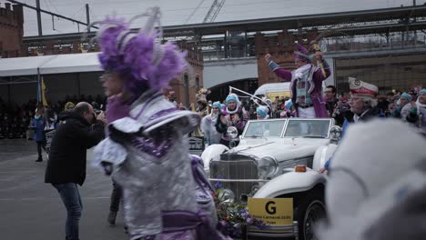 Yvan-The-Carneval-Prince-En-Coche-Y-Participando-En-El-Desfile