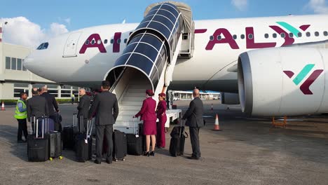 Kabinenpersonal-Mit-Uniform-Und-Gepäck-Unter-Dem-Flugzeug