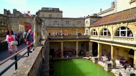 Bath-England,-Circa:-Roman-Baths,-Das-Unesco-Weltkulturerbe-Mit-Menschen,-Das-Eine-Stätte-Von-Historischem-Interesse-In-Der-Stadt-Bath,-Großbritannien,-Ist