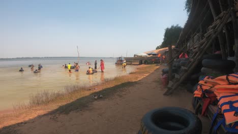 Familien,-Die-In-West-Baray-Im-Wasser-Spielen