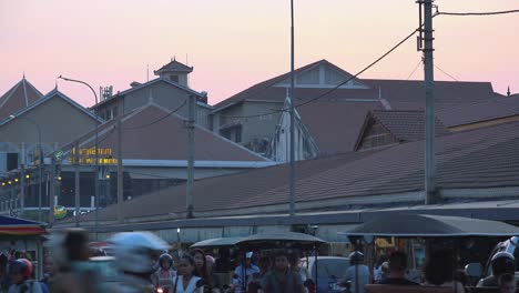 Plano-Exterior-Medio-Estático-De-La-Vista-Del-Intenso-Tráfico-Alrededor-Del-Antiguo-Mercado-Por-La-Noche