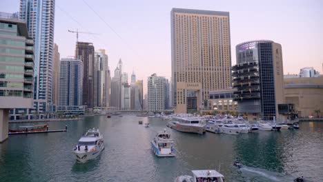 Dubai-Marina-Boote-Unter-Einer-Brücke-Mit-Blick-Auf-Die-Kanäle