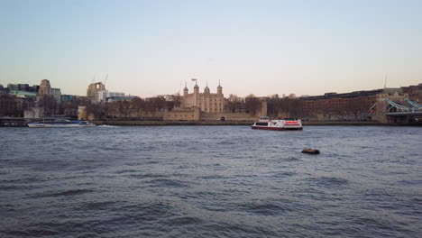 Weite-Ansicht-Des-Citycruises-Tourboots-Vor-Dem-Tower-Of-London