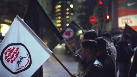 Los-Manifestantes-En-Las-Calles-De-Beirut,-Líbano-Ondeando-Banderas-Mientras-El-Tráfico-Se-Mueve-Lentamente-Por