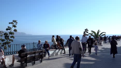 Menschen,-Die-Auf-Der-Promenade-Balcon-De-Europa-Spazieren-Gehen