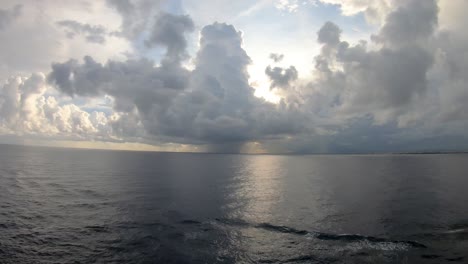 Eine-Stetige-Zeitrafferaufnahme-Einer-Sturmwolke,-Die-Vor-Der-Küste-Von-San-Juan-Puerto-Rico-Aufbläst