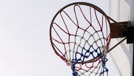 Zeitlupen-Basketball-Rauscht-Durch-Ein-Netz,-Nahaufnahme