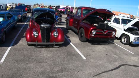 Una-Buena-Toma-Panorámica-Lenta-De-Street-Rods-En-El-Auto-Show-Anual-De-Hutto-Fd