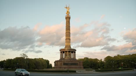 Kreisel-Im-Tiergarten-Mit-Historischer-Goldener-Berliner-Siegessäule