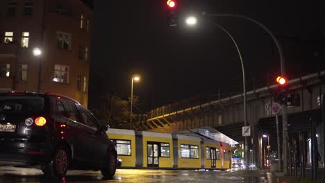 Escena-De-La-Calle-Urbana-Por-La-Noche-En-La-Lluviosa-Berlín-Con-Tranvía-Y-Metro