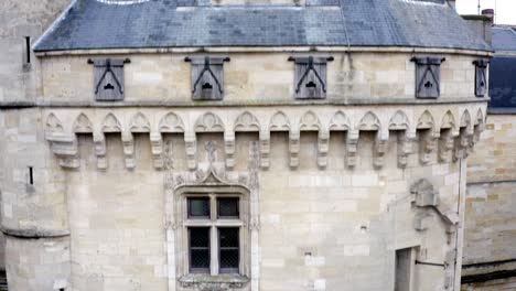 The-Bordeaux-city-gate-at-Porte-Cailhau-overlooking-the-Garonne-river,-Aerial-drone-pedestal-lift-reveal-shot