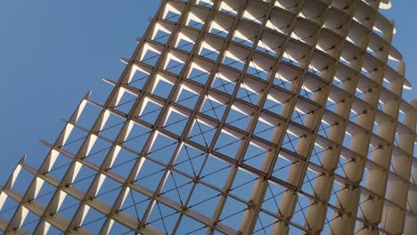 Spinning-Shot-looking-up-at-wooden-diamond-design-of-Las-Setas-in-Seville,-Spain